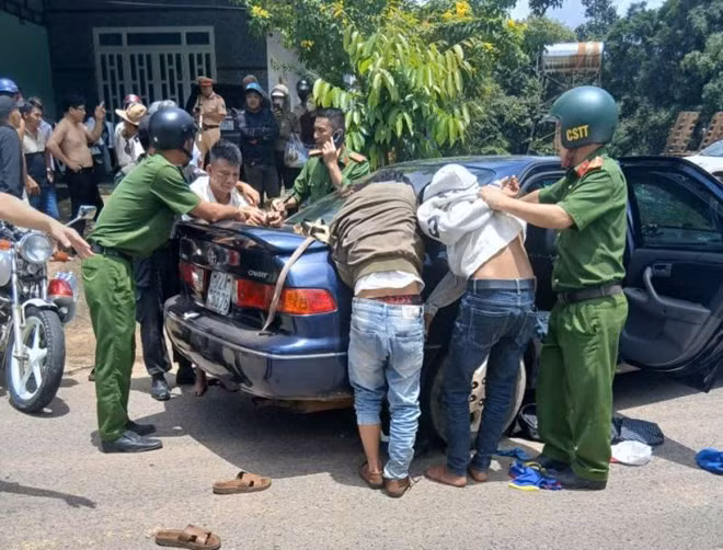Lực lượng chức năng bắt được 3 đối tượng trộm cắp đi xe ô tô gắn biển số giả. Ảnh: Lam Hồng