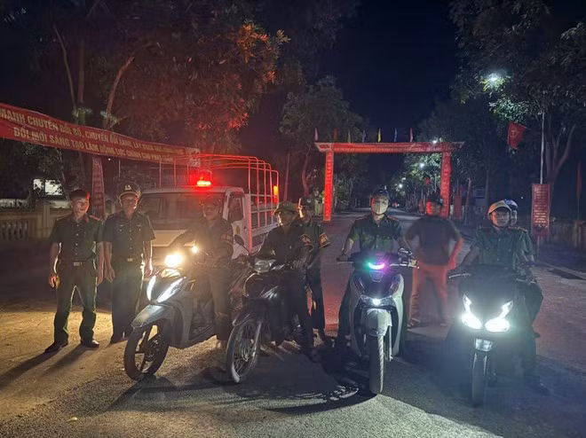 Lực lượng chức năng chốt chặn, truy tìm phạm nhân bỏ trốn khỏi Trạm tạm giam số 6 (Nghệ An). Ảnh: Ngọc Anh