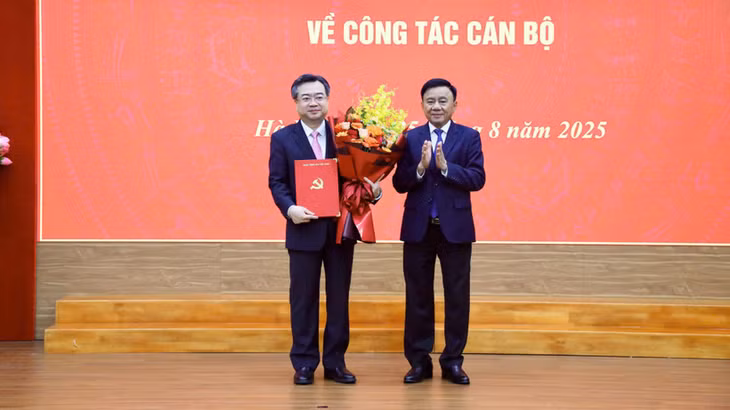 Đồng chí Trần Cẩm Tú chúc mừng tân Trưởng ban Chính sách, chiến lược Trung ương.