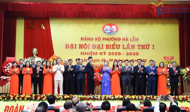 Đồng chí Vi Ngọc Bích, Ủy viên BTV Tỉnh ủy, Phó Chủ tịch Thường trực HĐND tỉnh tặng hoa chúc mừng Ban Chấp hành Đảng bộ phường Hà Lầm, nhiệm kỳ 2025-2030.