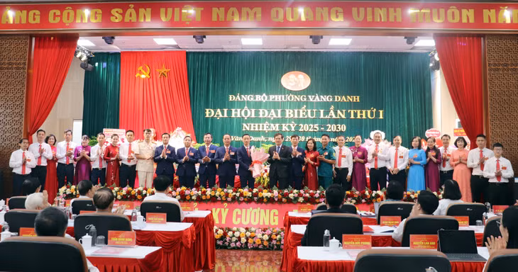Đồng chí Vũ Quyết Tiến, Phó Bí thư Tỉnh ủy, chúc mừng Ban Chấp hành Đảng bộ phường Vàng Danh lần thứ I, nhiệm kỳ 2025-2030