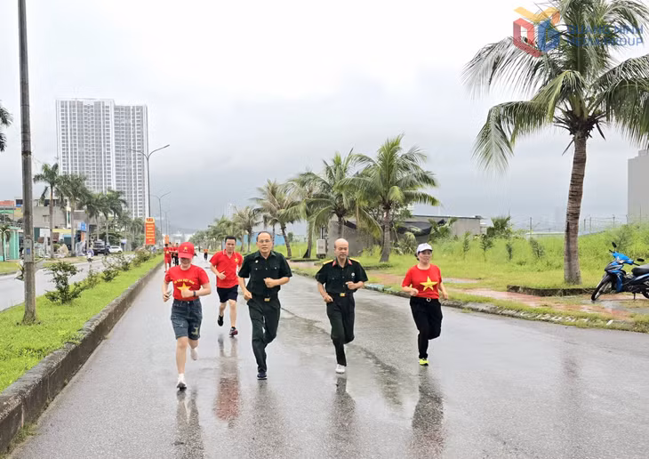 Chương trình chạy bộ thu hút nhiều cán bộ, người dân trên địa bàn tham gia.