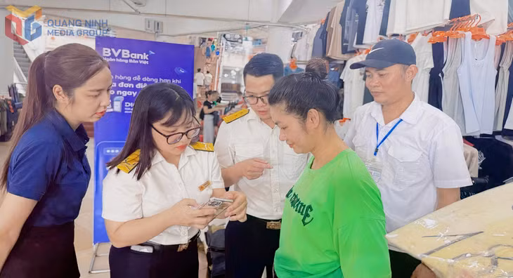Thuế cơ sở 2 tỉnh Quảng Ninh phối hợp tuyên truyền, hướng dẫn người nộp thuế cài đặt và sử dụng ứng dụng ETax Mobile tại phường Móng Cái 1.