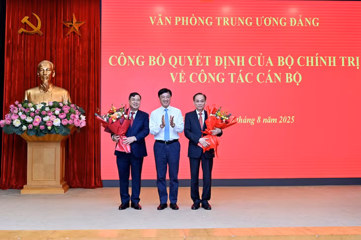 Đồng chí Nguyễn Duy Ngọc, Ủy viên Bộ Chính trị, Bí thư Trung ương Đảng, Chủ nhiệm Ủy ban Kiểm tra Trung ương chúc mừng đồng chí Lê Hoài Trung và đồng chí Phạm Gia Túc. (Ảnh ĐĂNG KHOA)