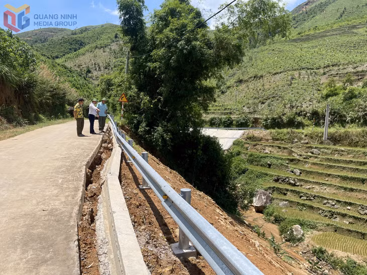 Sạt lở taluy tiềm ẩn nhiều nguy hiểm cho người và phương tiện tham gia giao thông trên tuyến đường Thành Phong (xã Tiên Yên).