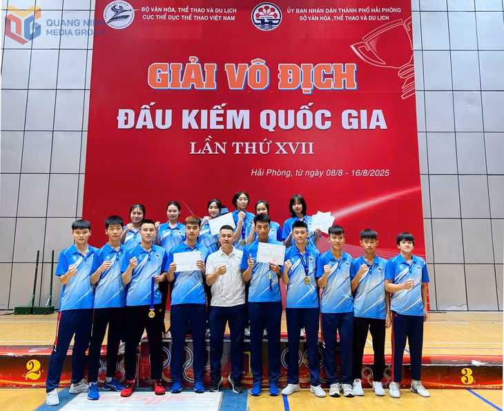 HLV Trần Văn Hải và các VĐV đoạt huy chương tại giải.