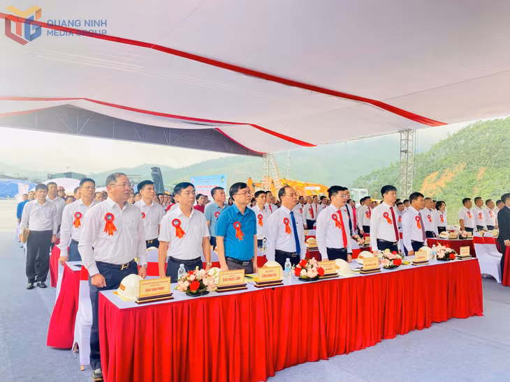 Các đại biểu tham dự lễ khởi công.
