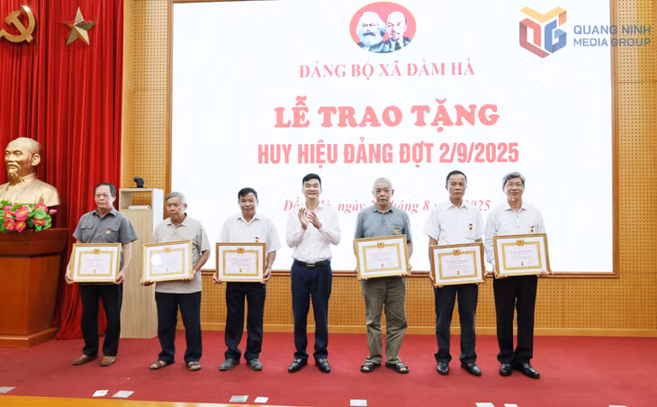 Đồng chí Trần Anh Cường, Bí thư Đảng ủy xã Đầm Hà, trao Huy hiệu 40 năm tuổi Đảng cho đảng viên.