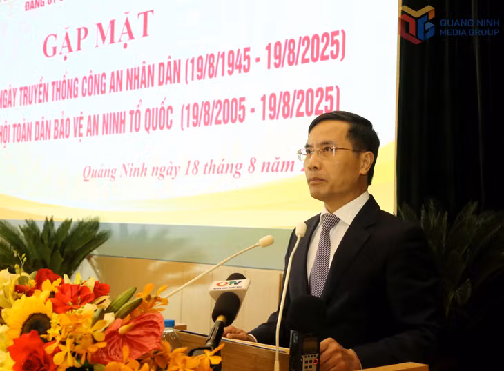 Đồng chí Phạm Đức Ấn, Phó Bí thư Tỉnh ủy, Chủ tịch UBND tỉnh trình bày diễn văn ôn lại truyền thống.