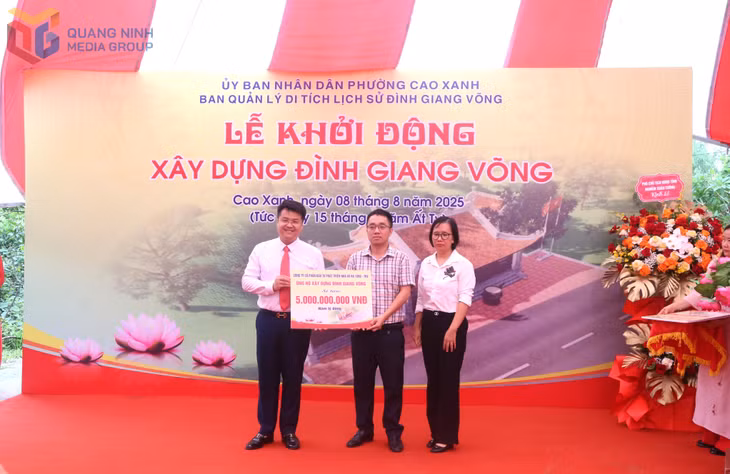 Lãnh đạo phường Cao Xanh tiếp nhận ủng hộ của đơn vị hảo tâm công đức để triển khai thực hiện dự án.