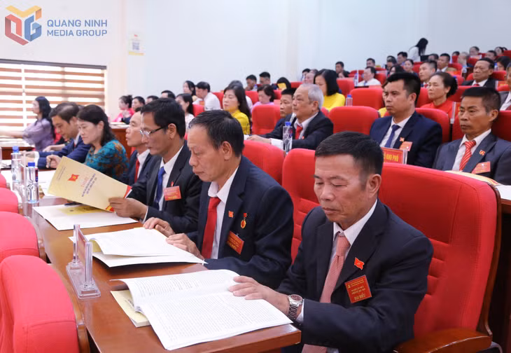 Các đại biểu nghiên cứu báo cáo chính trị tại đại hội.