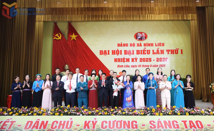 Đồng chí Vi Ngọc Bích, Ủy viên Ban thường vụ Tỉnh ủy, Phó Chủ tịch Thường trực HĐND tỉnh tặng hoa chúc mừng Ban chấp hành Đảng bộ xã Ba Chẽ lần thứ I, nhiệm kỳ 2025-2030.
