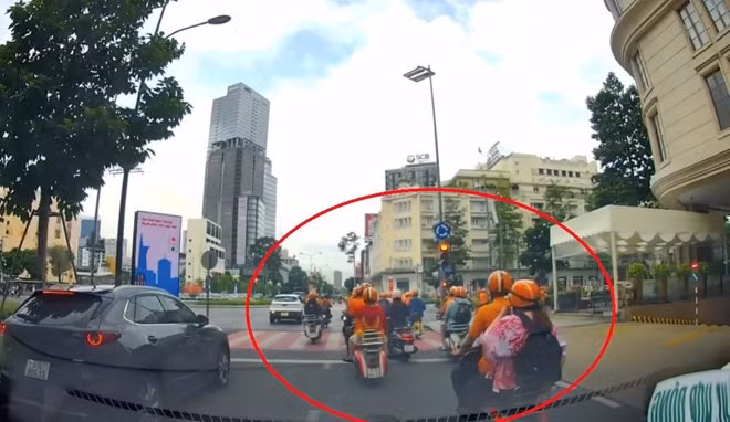 Nhóm người đi xe máy vượt đèn đỏ ở giao lộ trung tâm TPHCM. Ảnh: Đông Hoàng