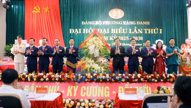 Đồng chí Vũ Quyết Tiến, Phó Bí thư Tỉnh uỷ tặng hoa chúc mừng đại hội (8-2025). Ảnh: Trúc Linh