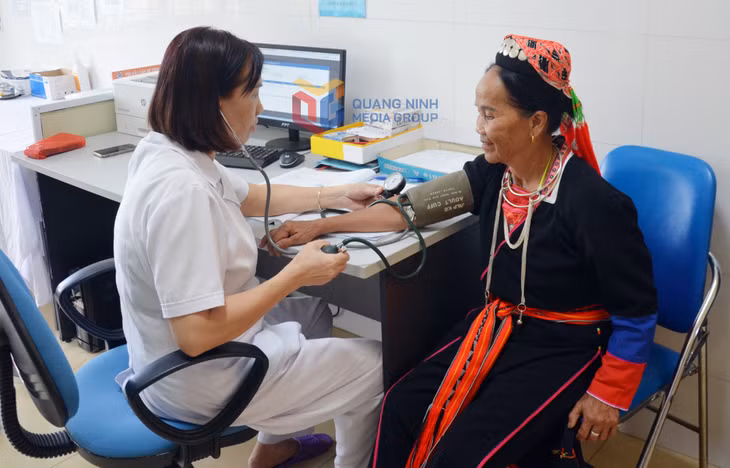Cán bộ tại Trạm y tế xã Quảng La tiến hành thăm, khám sức khỏe cho người dân tại địa bàn xã.