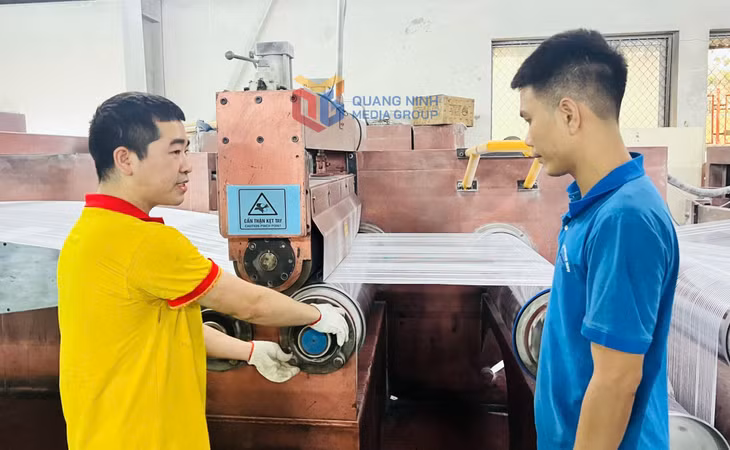 Tổ trưởng vận hành Bộ phận Sợi, Công ty TNHH MTV Vina New Tarps Phan Văn Nam hướng dẫn công nhân thiết bị dây chuyền sản xuất sợi.