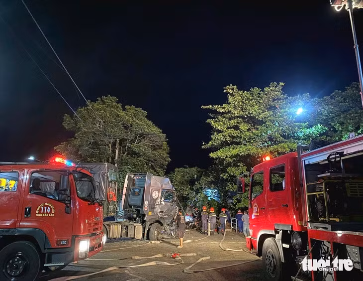 Hiện trường vụ tai nạn giữa xe tải và xe đầu kéo - Ảnh: HOÀNG MINH
