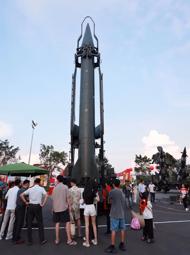 Tên lửa Scud-B dài khoảng 11,25m, trọng lượng phóng khoảng 4.500kg, đầu đạn khoảng 950kg. Tên lửa có tầm bắn đến 300km, hệ dẫn quán tính. Xe mang phóng 8x8 (TEL), cơ cấu thủy lực nâng, hạ bệ phóng.
