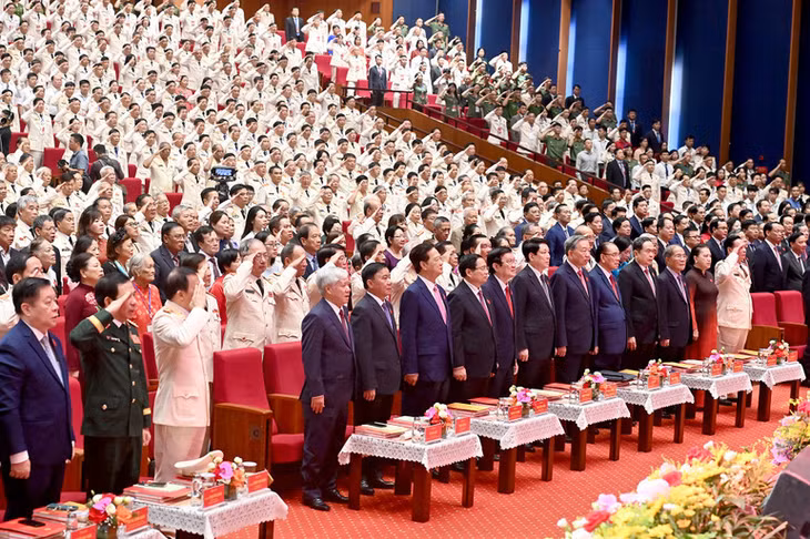 Tổng Bí thư Tô Lâm và các đồng chí lãnh đạo, nguyên lãnh đạo Đảng, Nhà nước thực hiện nghi thức chào cờ. (Ảnh ĐĂNG KHOA)