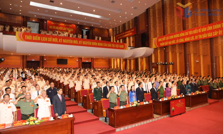 Các đại biểu thực hiện nghi thức chào cờ.