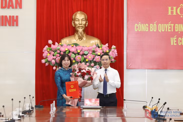 Đồng chí Chủ tịch UBND tỉnh trao Quyết định nghỉ hưu trước tuổi theo Nghị định 178/2024/NĐ-CP của Chính phủ cho đồng chí Bùi Thị Bính, Giám đốc Sở Nội vụ.