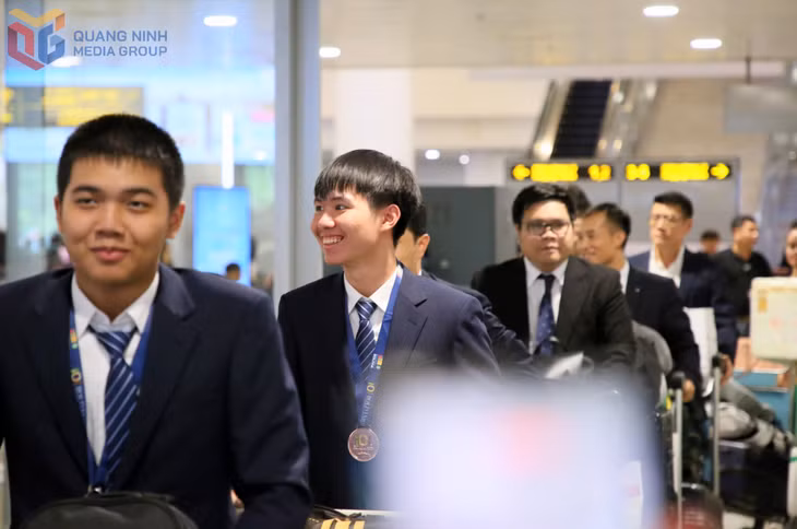 Dù bình thường rất ít khi cười, nhưng trong ngày trở về sau thành tích tuyệt vời đạt được ở kỳ thi lớn tầm cỡ quốc tế, Thắng cũng không giấu được niềm vui, tươi cười chào bố, chào thầy cô và bạn bè.