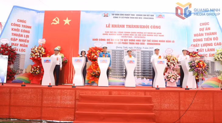 Các đại biểu thực hiện nghi thức động thổ. 