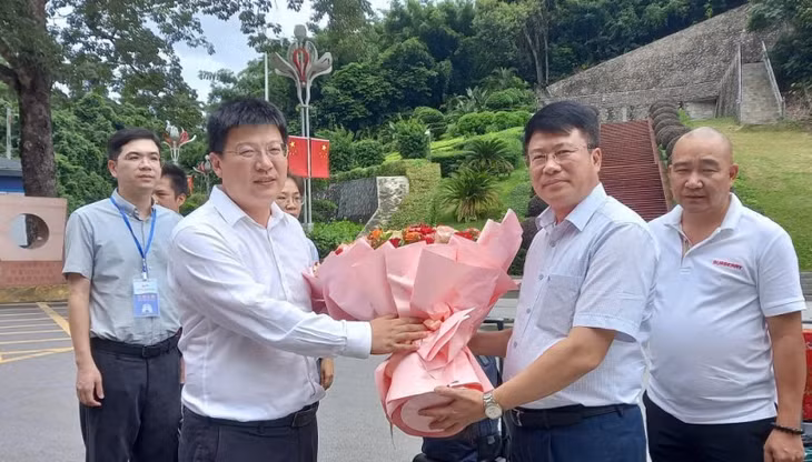 Đồng chí Giả Diệu Phong, Thị trưởng TP Bằng Tường (Trung Quốc) tặng hoa, đón đoàn công tác của tỉnh tại cửa khẩu Hữu Nghị Quan. Ảnh do đoàn công tác cung cấp