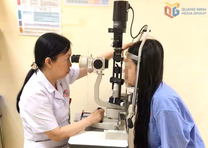 Bác sĩ Khoa Mắt khám cho bệnh nhân.