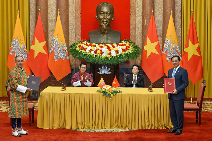 Chủ tịch nước Lương Cường và Quốc vương Bhutan chứng kiến lễ ký văn kiện hợp tác. (Ảnh: THỦY NGUYÊN)
