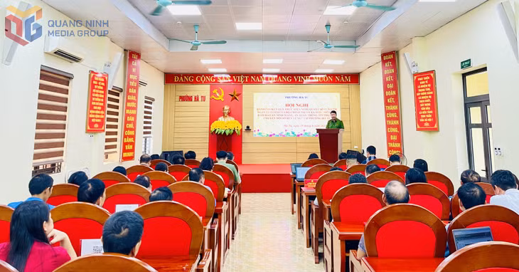 Đại diện Công an phường Hà Tu phát biểu nhận nhiệm vụ để việc triển khai mô hình đạt hiệu quả.