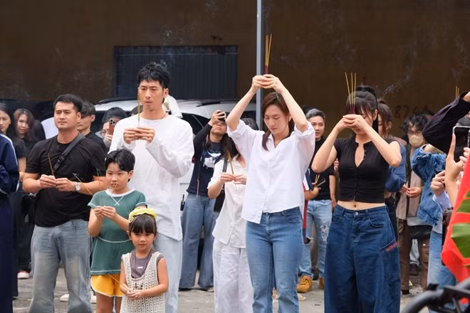 Tuấn Trần, Phương Anh Đào đóng phim Tết 2026. Ảnh: Đoàn phim