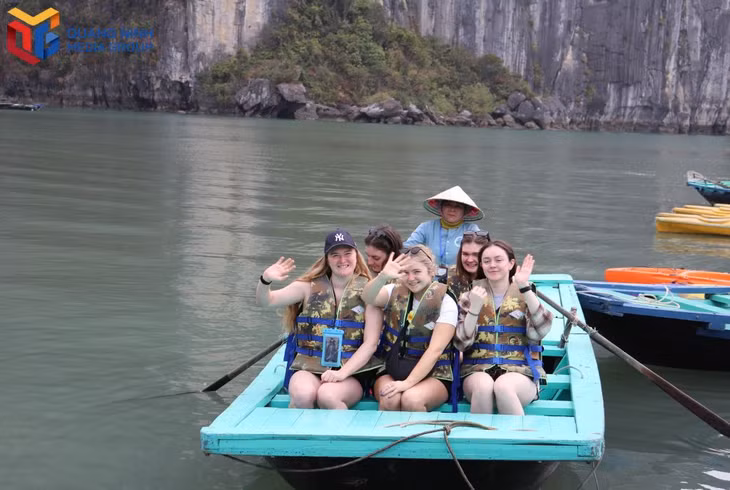 Du khách quốc tế thích thú khám phá Vịnh Hạ Long.