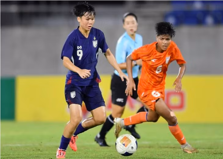 Tuyển nữ Thái Lan (trái) có thứ hạng FIFA thấp nhất lịch sử - Ảnh: AFC