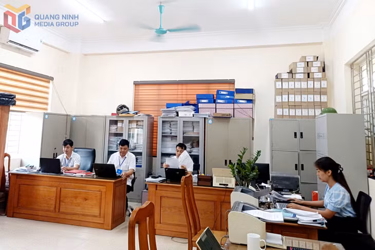 Cán bộ, công chức phường Hải Hòa làm việc với tinh thần trách nhiệm cao.
