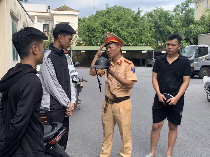 Công an TP Uông Bí tuyên truyền Luật giao thông cho thanh thiếu niên.
