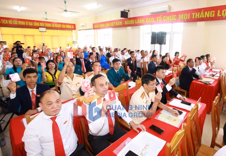 Các đại biểu biểu quyết thông qua nghị quyết đại hội (8-2025). Ảnh: Đỗ Giang