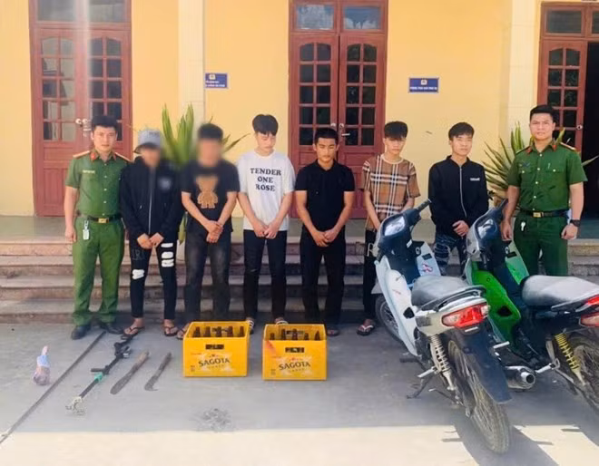 Nhóm 6 thanh thiếu niên mang hung khí, chạy xe tốc độ cao trên Quốc lộ 7C, ném vỏ chai bia vào nhà dân gây rối bị Công an tạm giữ. Ảnh: Ngọc Anh