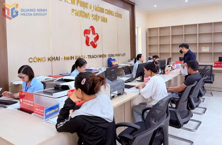 Công dân đến thực hiện TTHC tại Trung tâm Phục vụ hành chính công phường Hiệp Hòa.