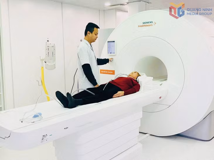 Chụp cộng hưởng từ cho người bệnh tại Trung tâm Y tế Tiên Yên.