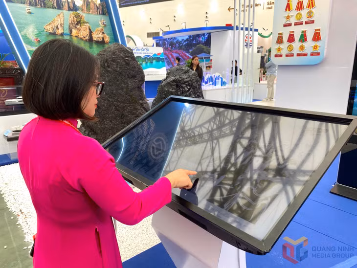 Du khách khám phá thông tin về tỉnh Quảng Ninh qua màn hình tương tác.