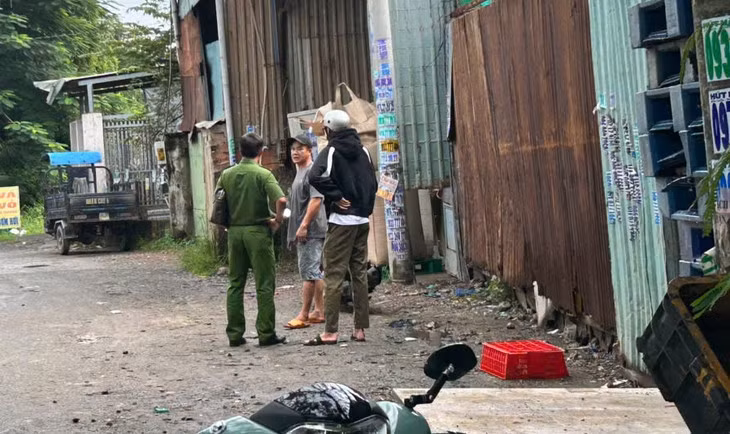 Lực lượng chức năng có mặt tại hiện trường nơi phát hiện bàn tay bị đứt lìa - Ảnh: A.X.