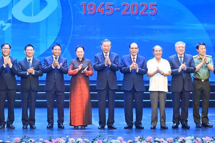 Tổng Bí thư Tô Lâm và các đồng chí lãnh đạo, nguyên lãnh đạo Đảng, Nhà nước dự Lễ kỷ niệm 80 năm ngày truyền thống ngành tài chính. (Ảnh: ĐĂNG KHOA)