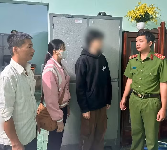 Sau 24 giờ, Công an xã Phú Lâm, Đồng Nai đã phối hợp các lực lượng nghiệp vụ giải cứu thành công vụ 'bắt cóc online' đưa nạn nhân về với gia đình - Ảnh: Công an xã Phú Lâm