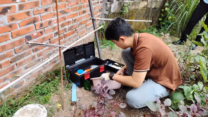 Cán bộ khoa Ký sinh trùng - Côn trùng (CDC Quảng Ninh) giám sát ổ loăng quăng, bọ gậy. Ảnh: CDC Quảng Ninh