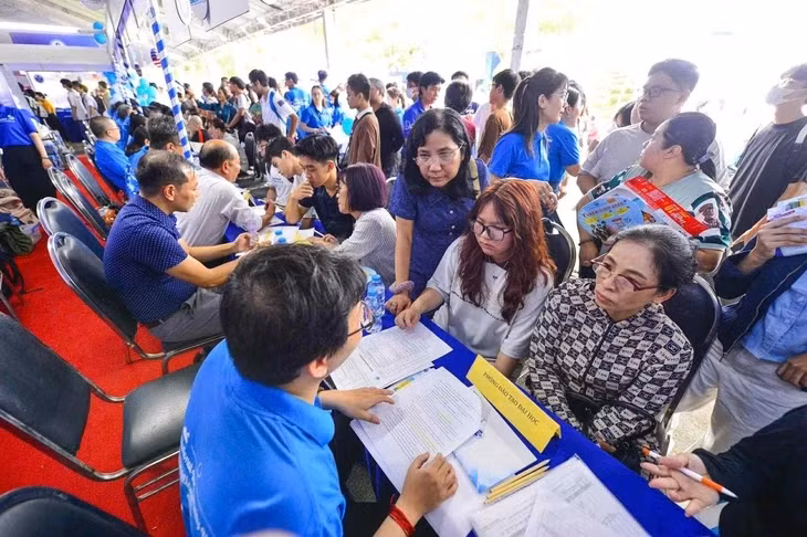 Giải đáp thắc mắc của thí sinh, phụ huynh về quy trình xét tuyển, lọc ảo tại Ngày hội lựa chọn nguyện vọng xét tuyển 2025 - Ảnh: QUANG ĐỊNH
