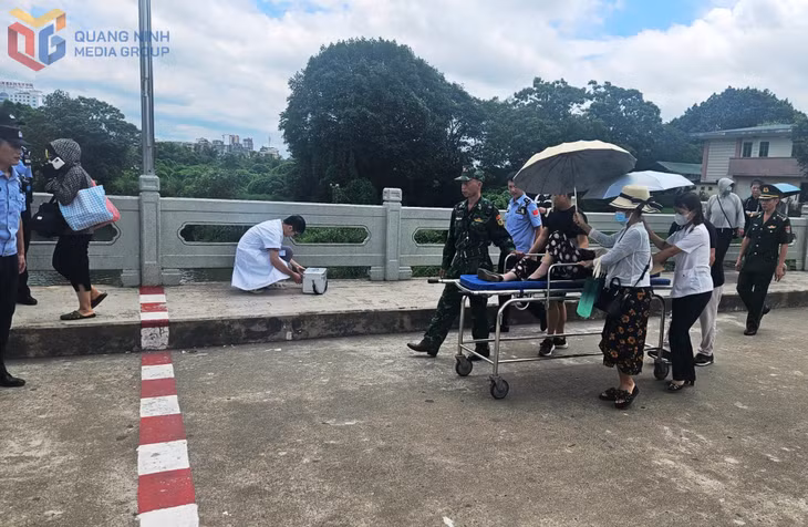 Đồn BPCKQT Móng Cái cấp cứu kịp thời công dân Trung Quốc và bàn giao công dân về nước.