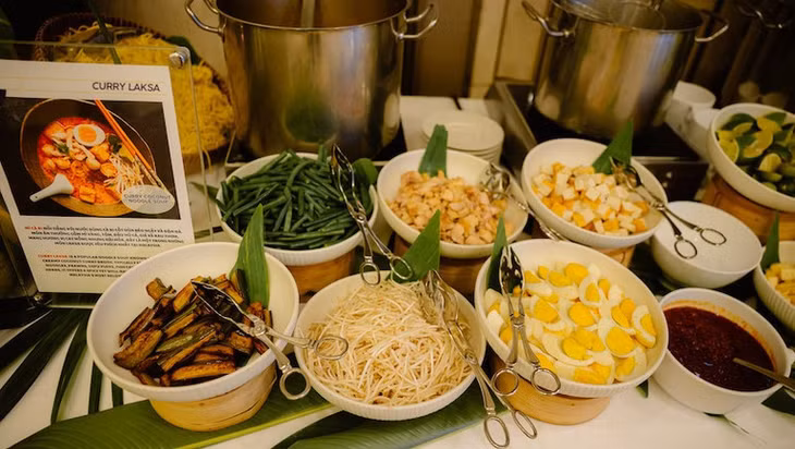 Ẩm thực Malaysia đa dạng và hấp dẫn nhờ sự hòa trộn nguyên liệu, hương vị... của một đất nước đa dân tộc.