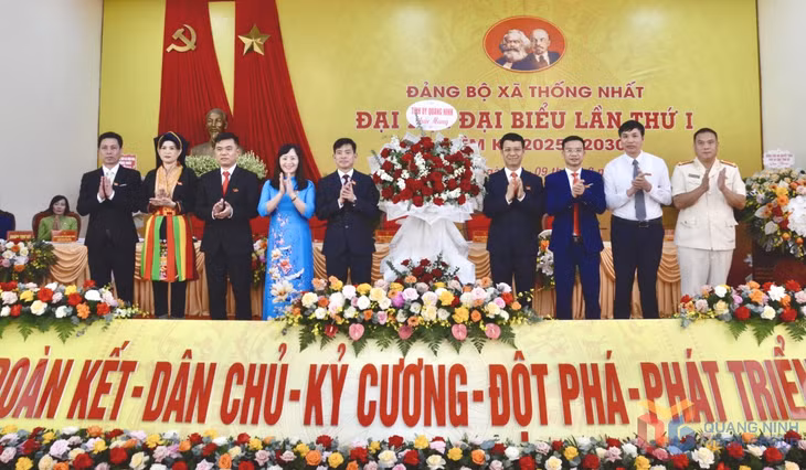Đồng chí Nguyễn Hồng Dương, Ủy viên Ban Thường vụ, Trưởng Ban Tuyên giáo và Dân vận Tỉnh ủy tặng hoa chúc mừng đại hội.