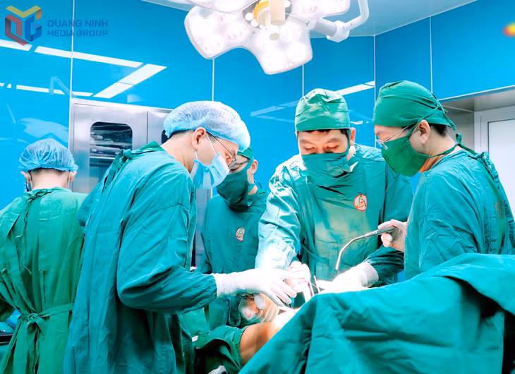 Kíp bác sĩ CKII Hà Duy Nam (thứ 2 từ phải sang) cùng các bác sĩ khoa ngoại, Gây mê hồi sức và các kỹ thuật viên thực hiện ca phẫu thuật cho bệnh nhân chấn thương sọ não.